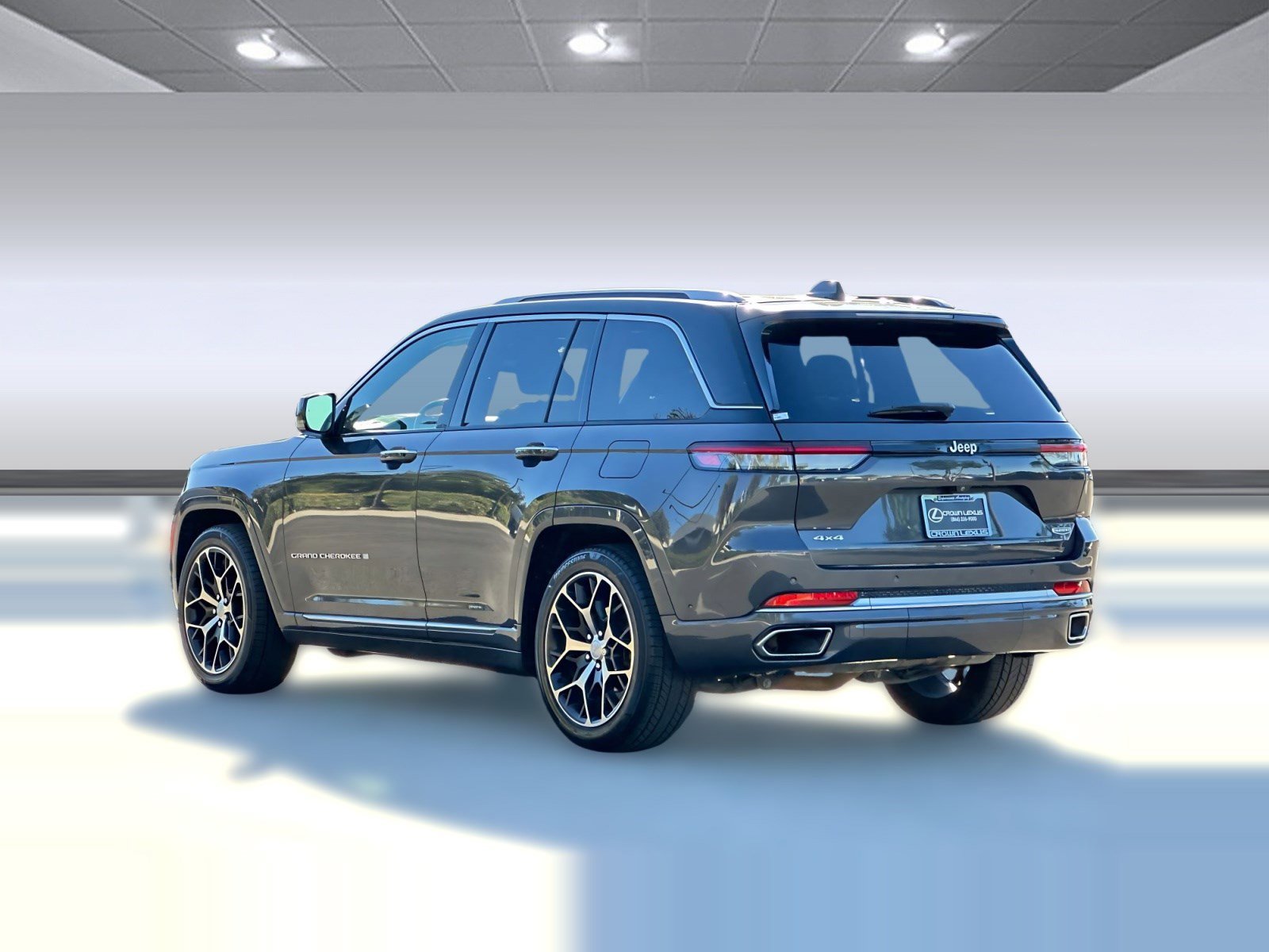 Used 2023 Jeep Grand Cherokee Summit image 3