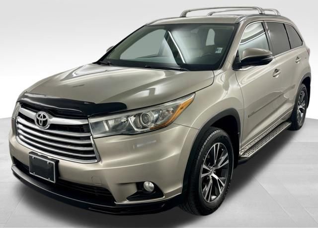 Used 2016 Toyota Highlander XLE AWD/4WD image 4