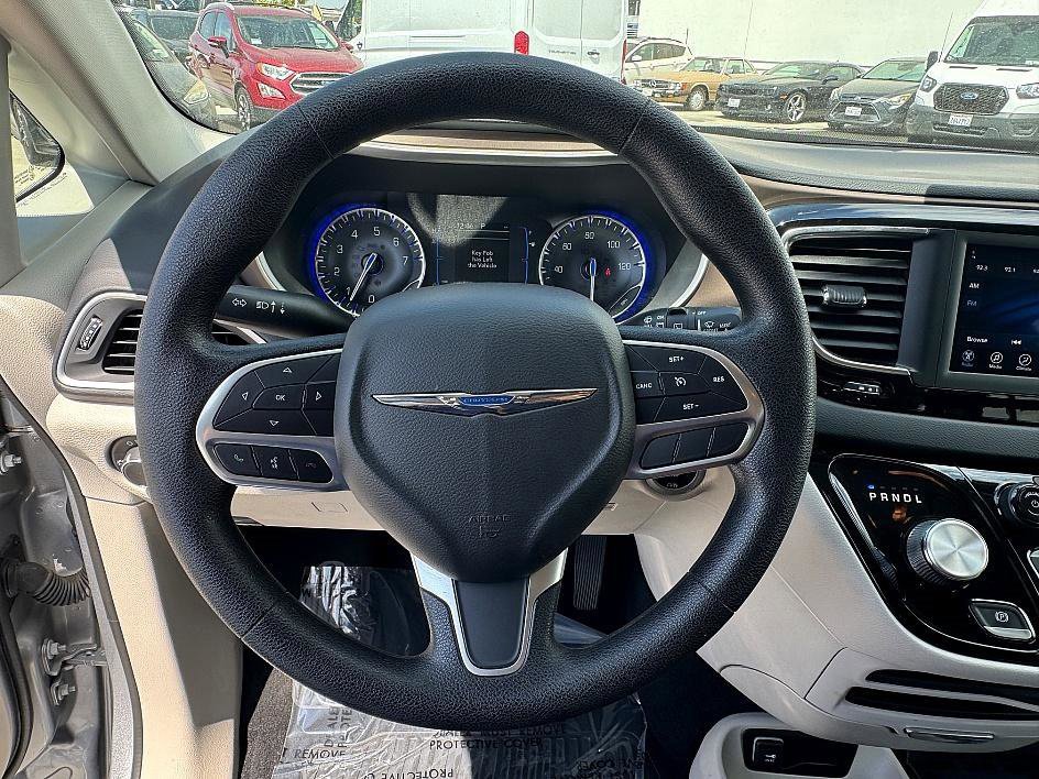 Used 2020 Chrysler Voyager L image 19