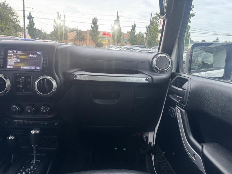 Used 2018 Jeep Wrangler Unlimited Rubicon w/ Connectivity Group AWD/4WD image 12