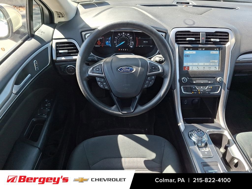 Used 2017 Ford Fusion SE w/ Fusion SE Technology Package FWD image 13
