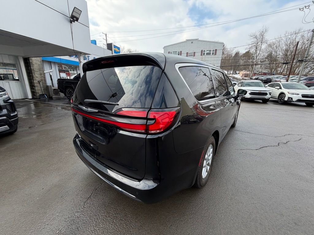 Used 2023 Chrysler Pacifica Touring-L image 5