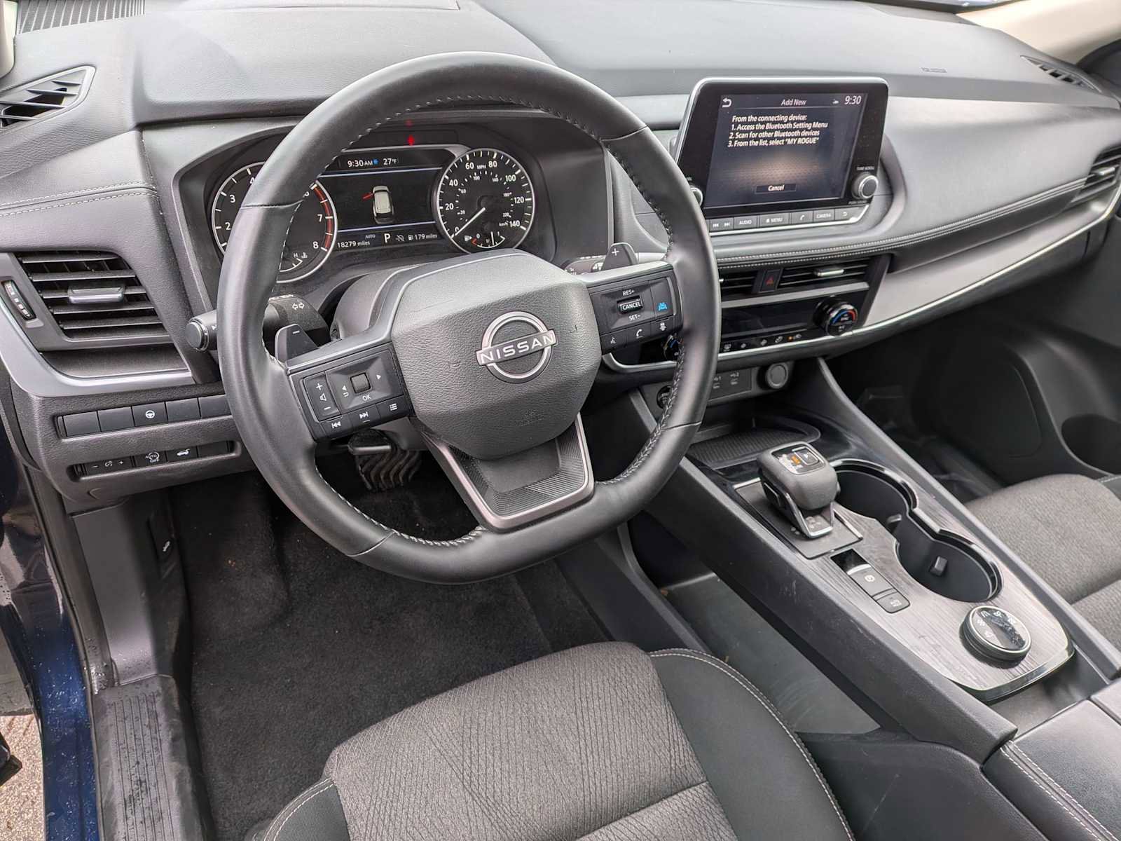 Used 2025 Nissan Rogue SV image 2