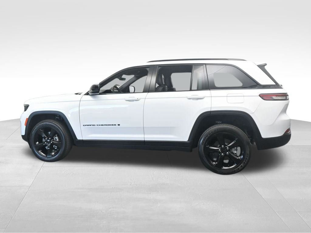 Used 2025 Jeep Grand Cherokee Altitude image 3
