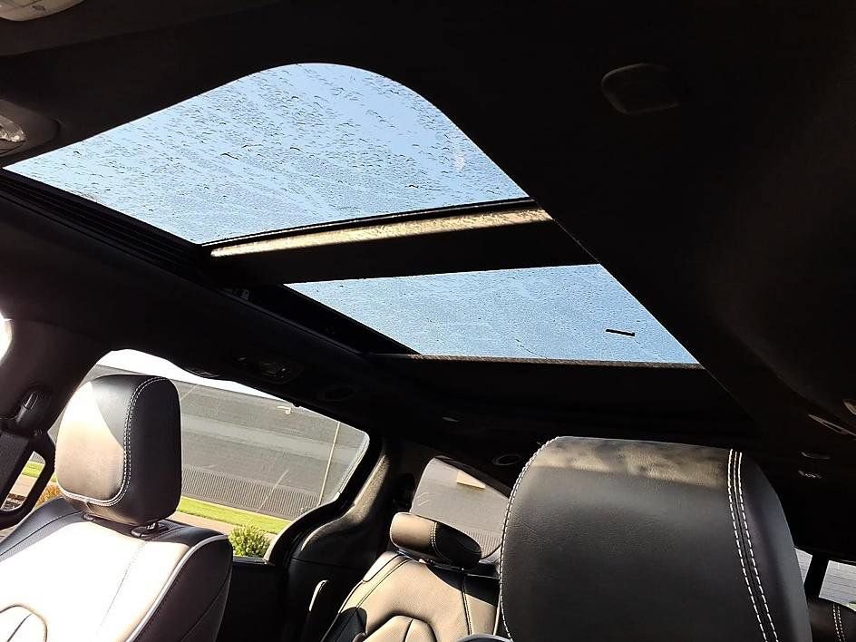 Used 2026 Chrysler Pacifica Limited FWD image 19