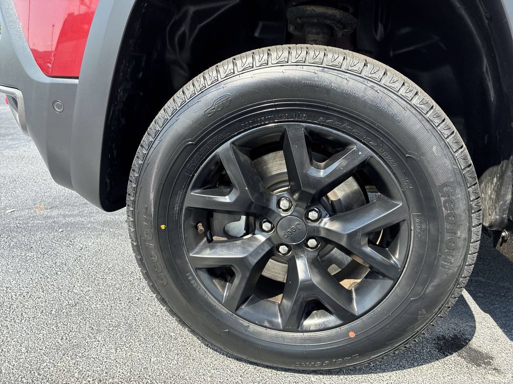 Used 2017 Jeep Cherokee Trailhawk AWD/4WD image 10