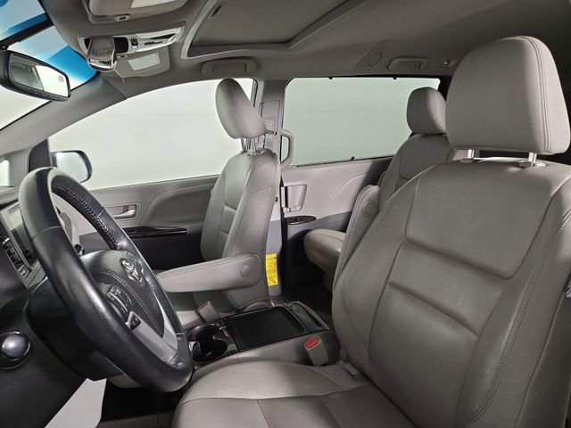 Used 2015 Toyota Sienna XLE w/ Four Season Floor Mat Package image 13