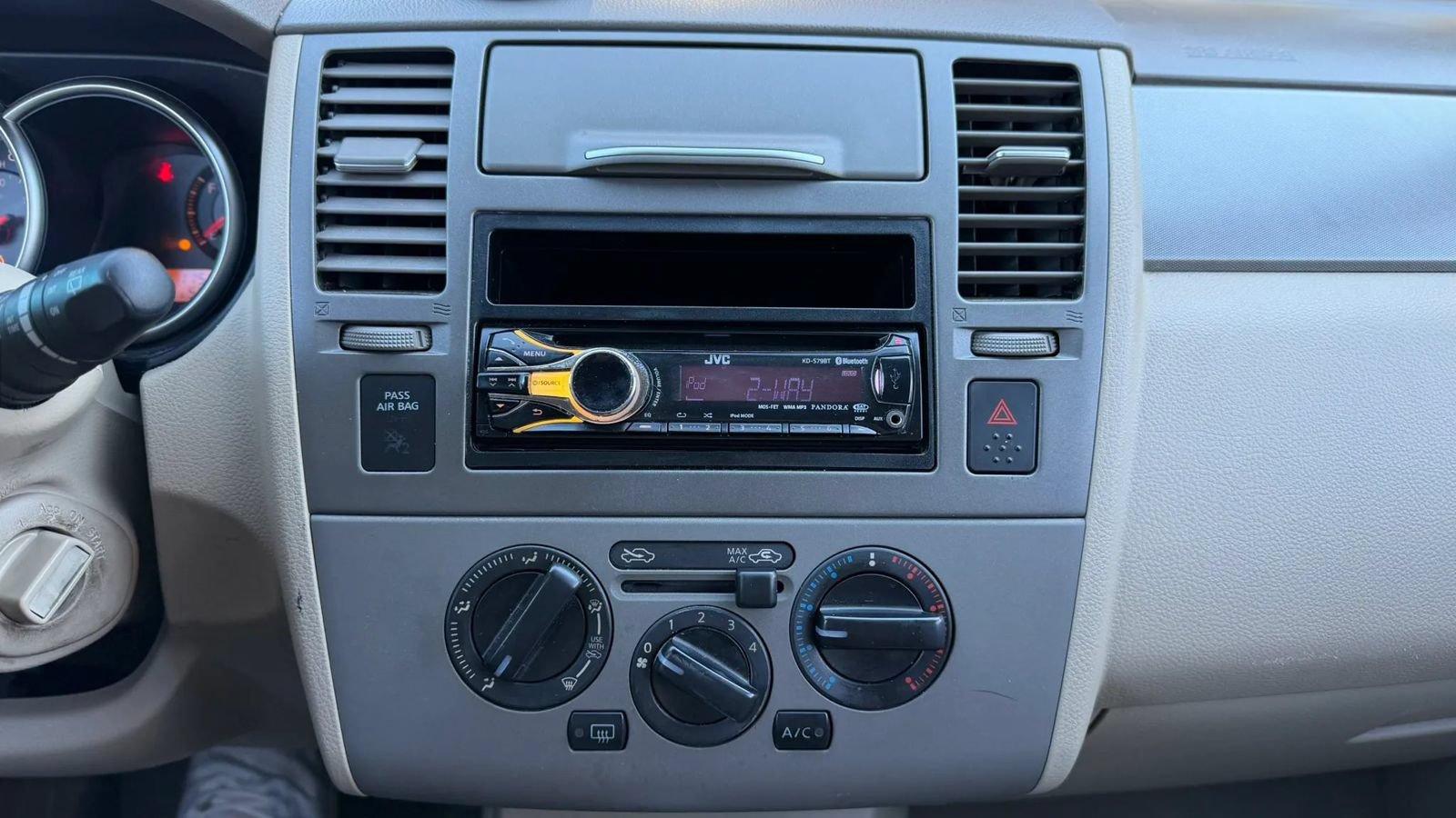 Used 2007 Nissan Versa Hatchback w/ Convenience Pkg FWD image 17