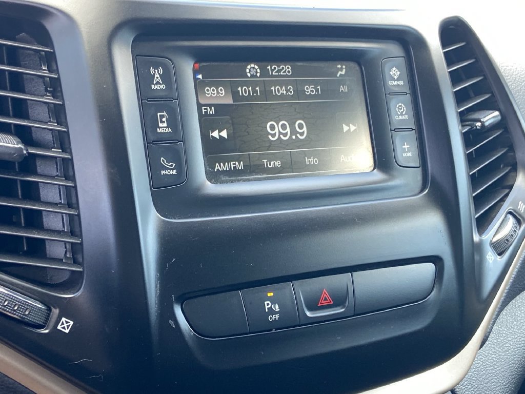 Used 2018 Jeep Cherokee Latitude w/ Safety Group FWD image 9
