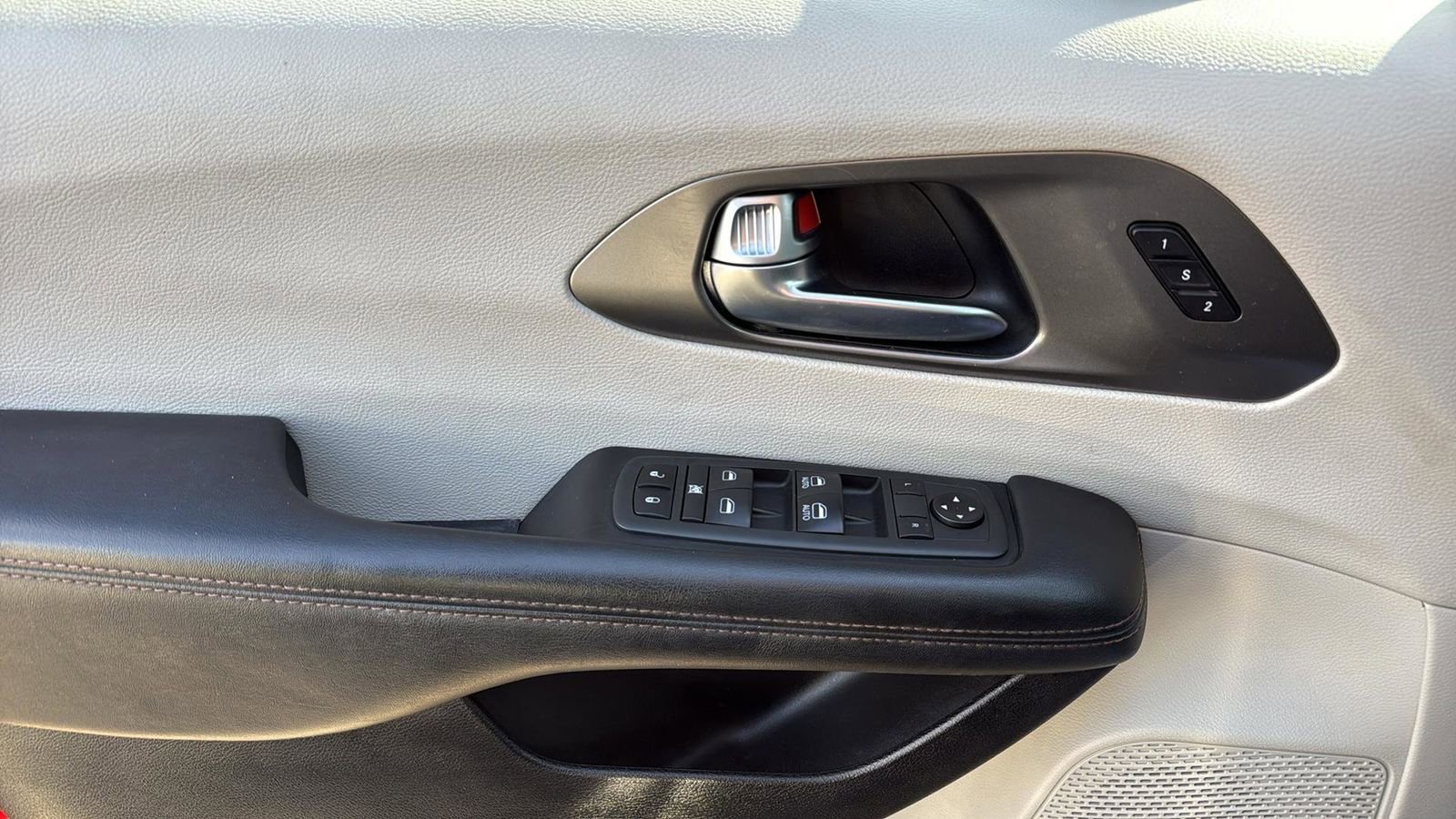 Used 2020 Chrysler Pacifica Touring-L image 12