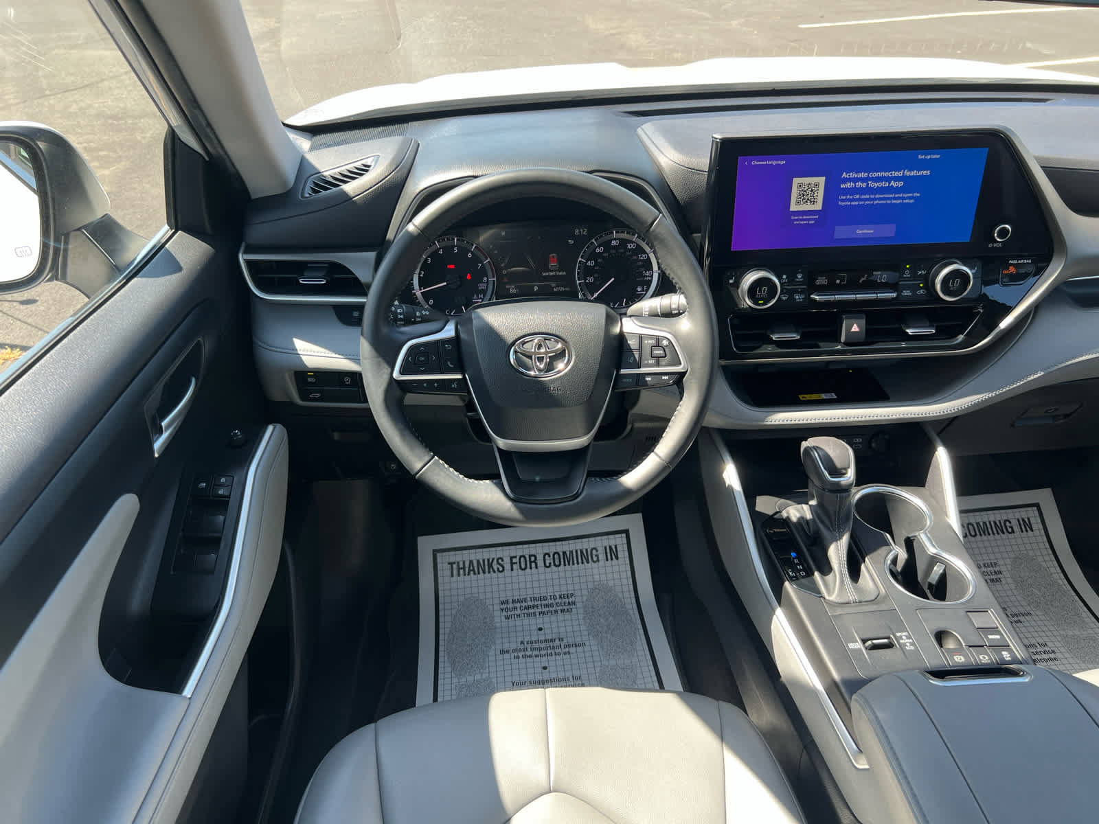 Used 2023 Toyota Highlander XLE FWD image 2