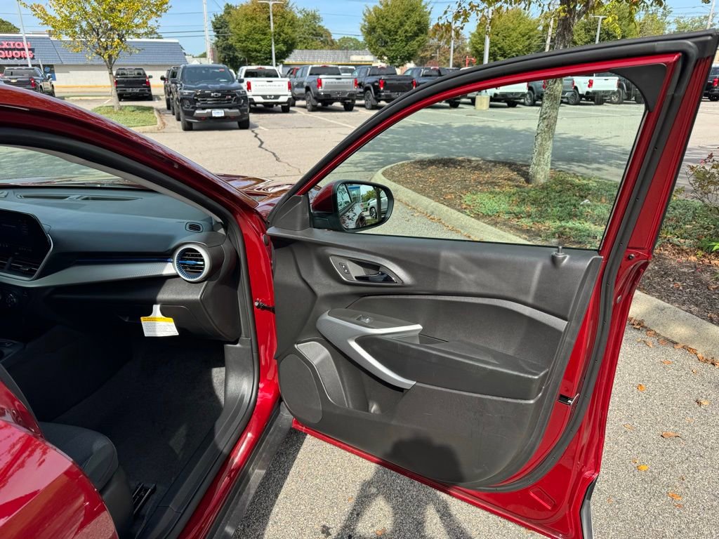 Used 2025 Chevrolet Trax LS w/ LS Convenience Package image 23