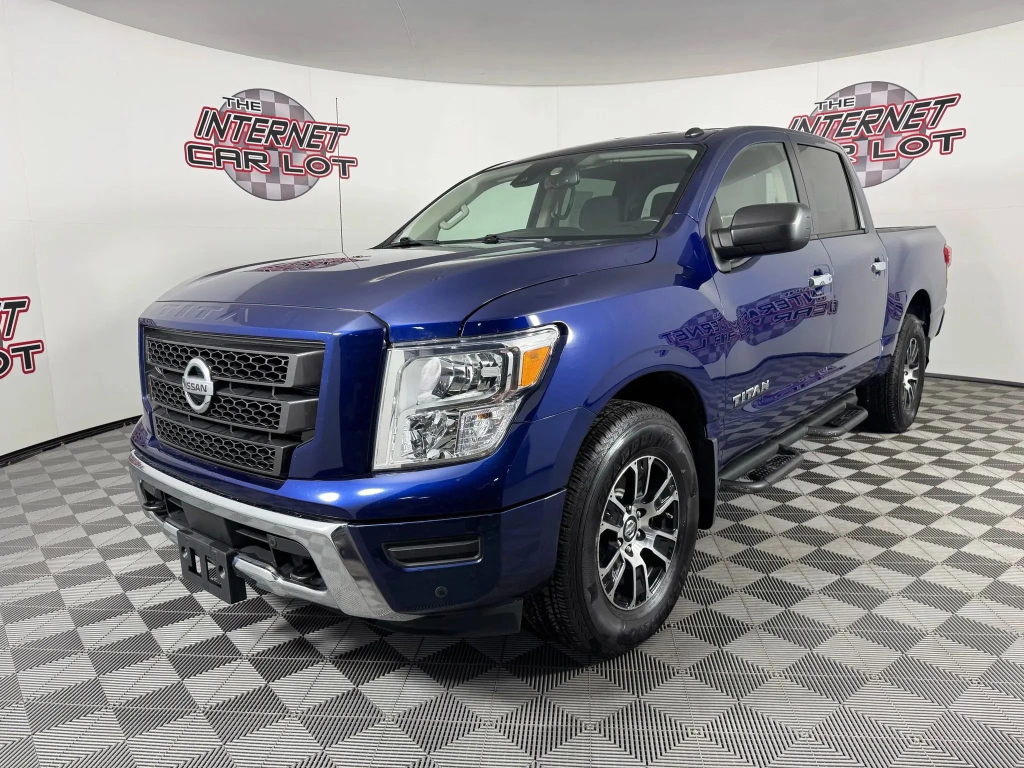 Used 2021 Nissan Titan SV w/ SV Convenience Package image 3