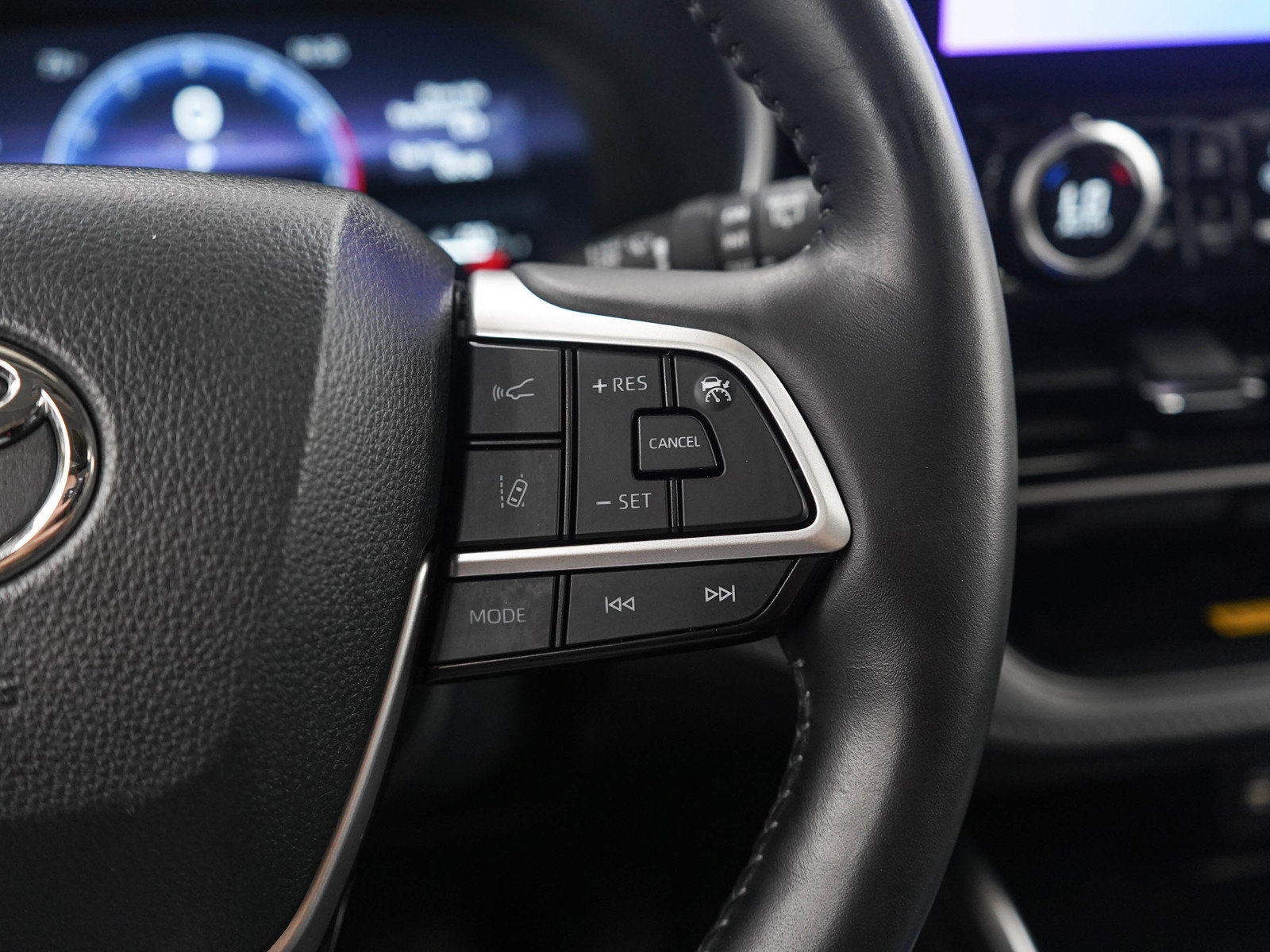 Used 2024 Toyota Highlander Limited AWD/4WD image 28