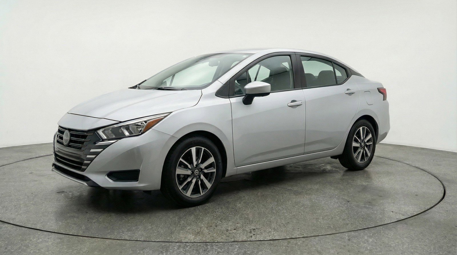 Used 2025 Nissan Versa SV image 3