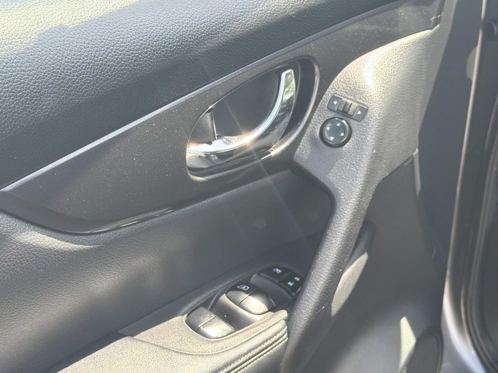 Used 2020 Nissan Rogue SV AWD/4WD image 15