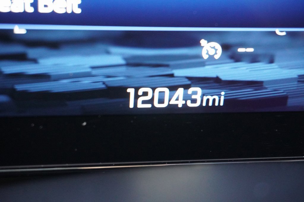 Used 2025 Chevrolet Suburban RST image 8