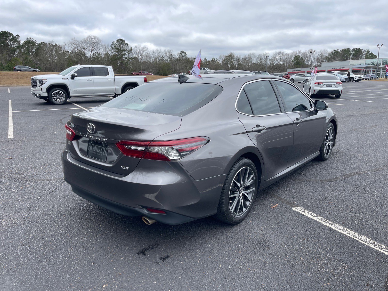 Used 2021 Toyota Camry XLE image 17