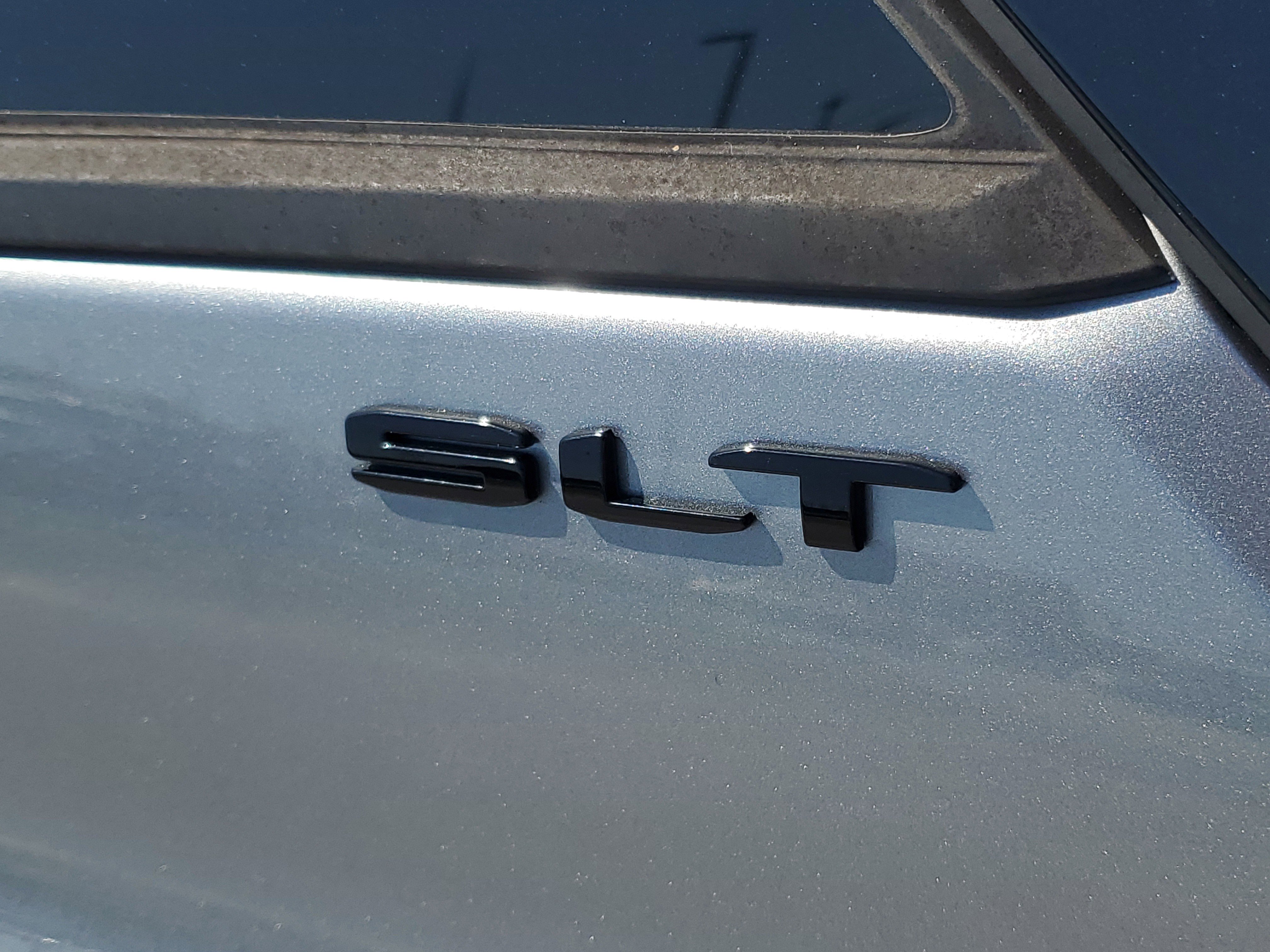 Used 2023 GMC Terrain SLT w/ Infotainment Package II FWD image 11