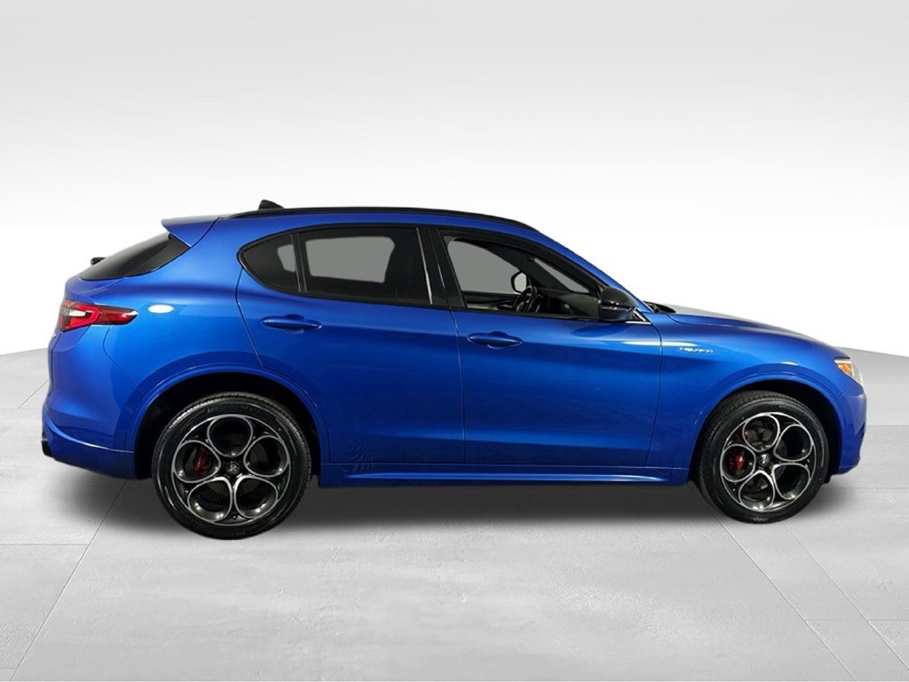 Used 2023 Alfa Romeo Stelvio Veloce AWD/4WD image 5
