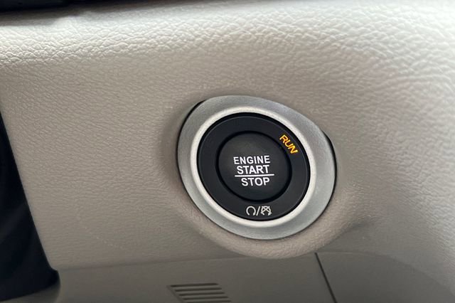 Used 2023 Chrysler Voyager LX image 28
