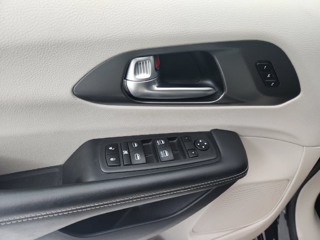 Certified 2024 Chrysler Pacifica Touring-L FWD image 24