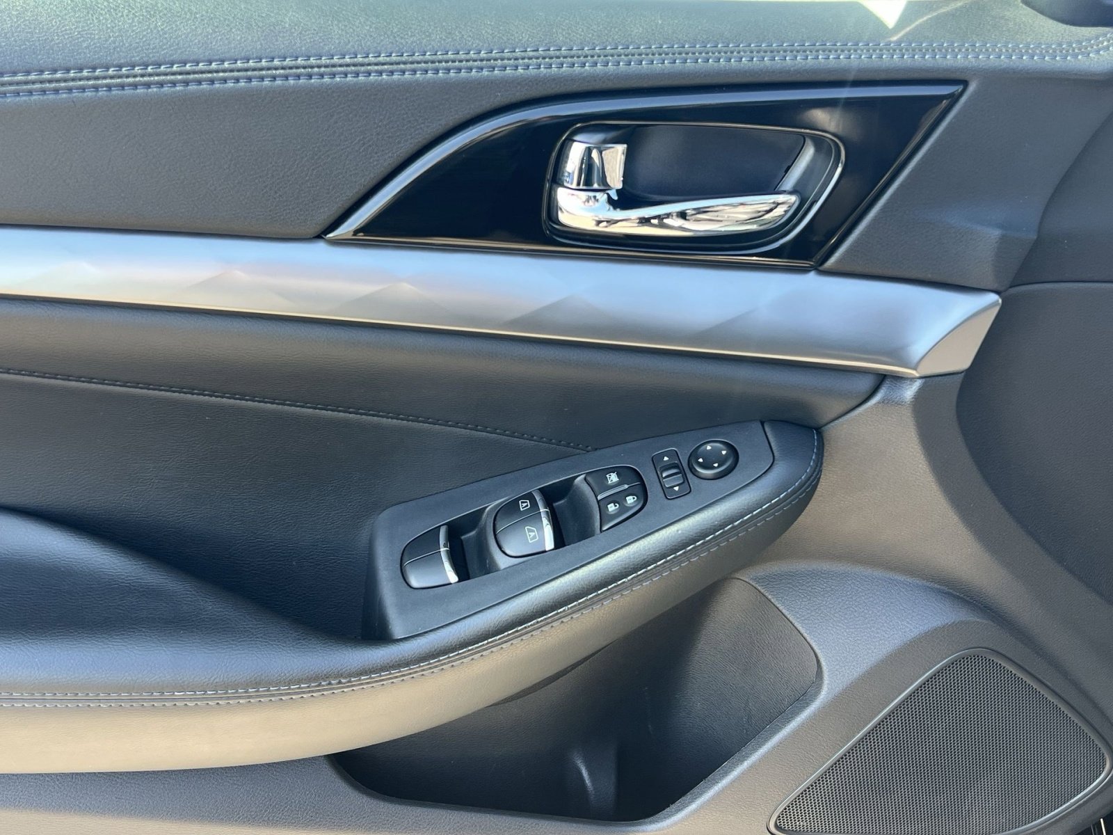 Used 2017 Nissan Maxima SR w/ Midnight Edition image 15