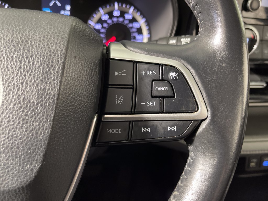Used 2022 Toyota Highlander LE AWD/4WD image 27