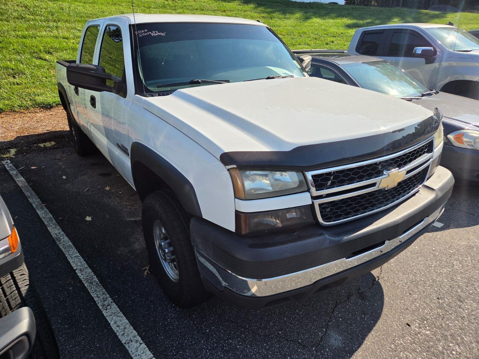 Used 2007 Chevrolet Silverado 2500 W/T w/ Heavy-Duty Power Package AWD/4WD image 3