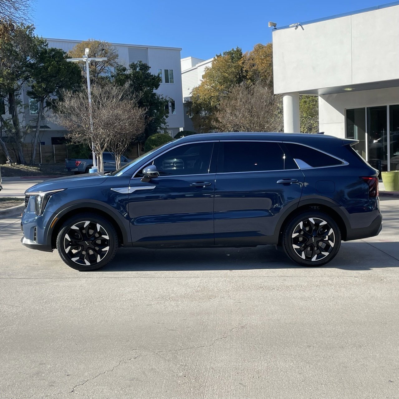 Used 2024 Kia Sorento EX w/ Panoramic Sunroof Package image 3