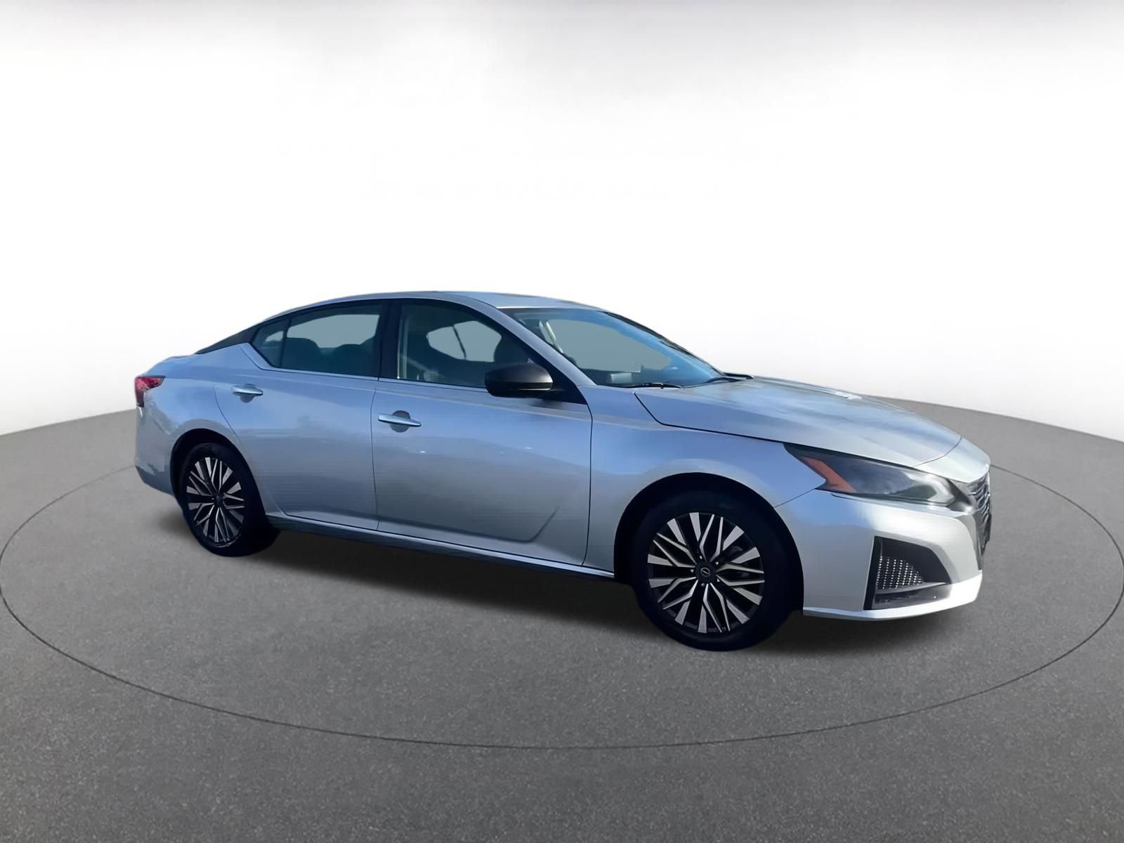 Used 2024 Nissan Altima 2.5 SV image 2