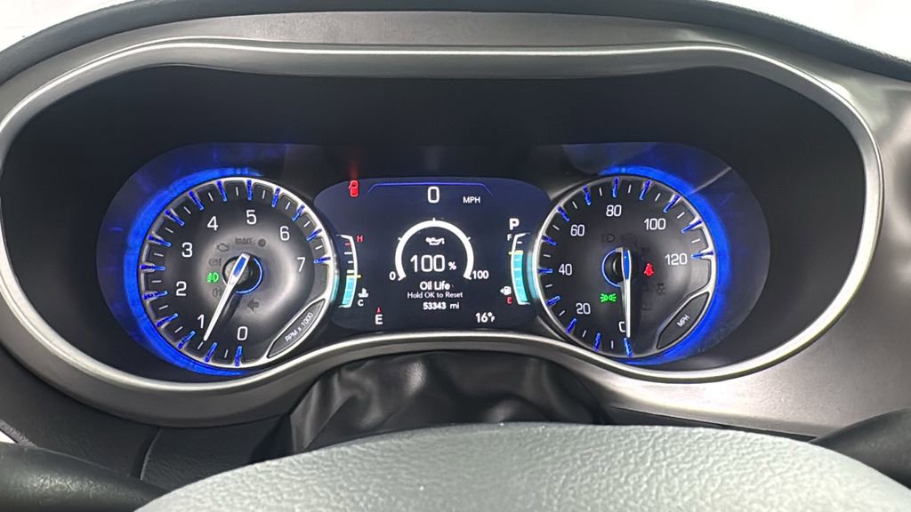 Used 2025 Chrysler Pacifica Select image 23