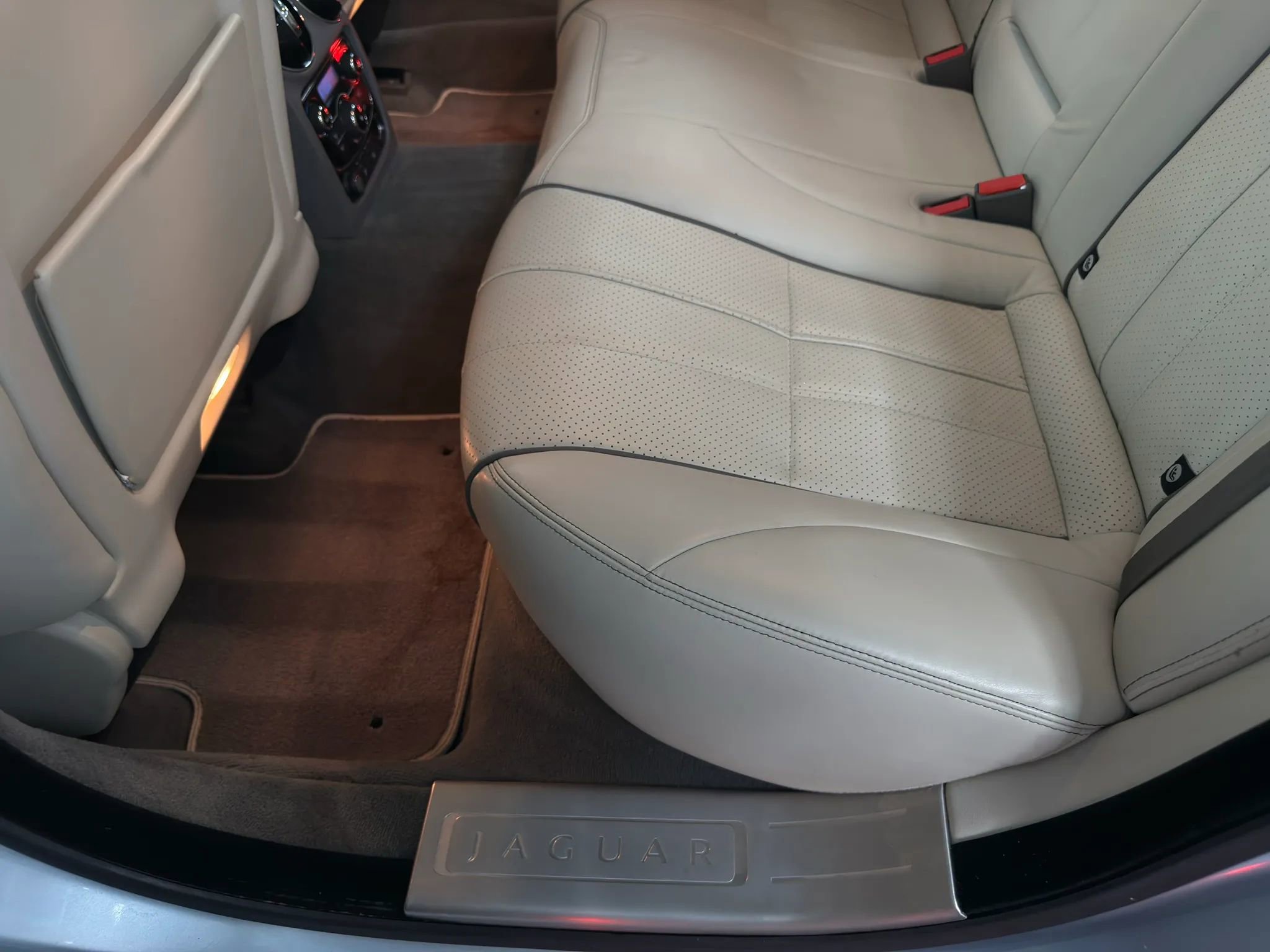 Used 2012 Jaguar XJ image 14