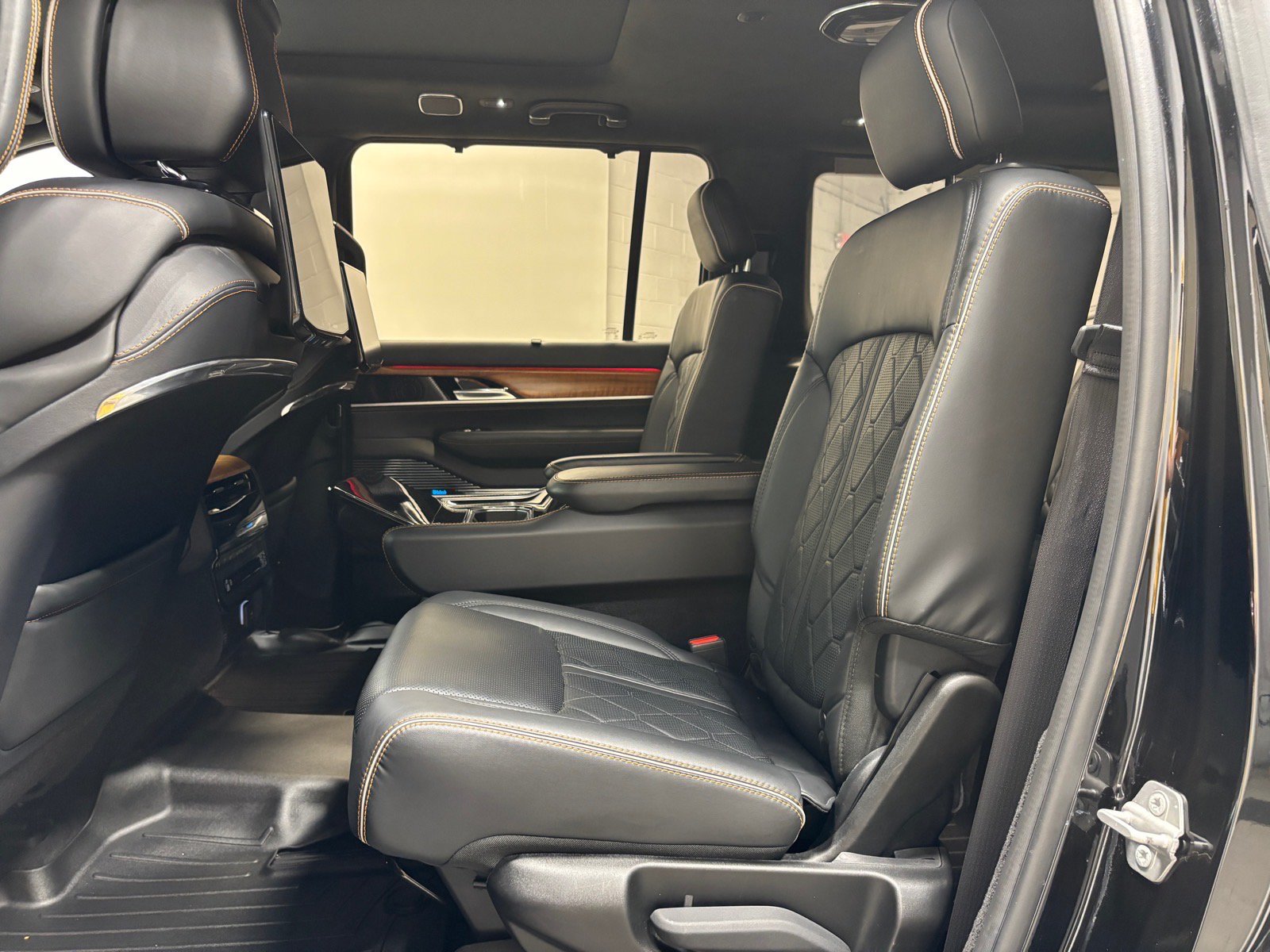 Used 2022 Jeep Grand Wagoneer Series III w/ Rear Seat Video Group 1 AWD/4WD image 28