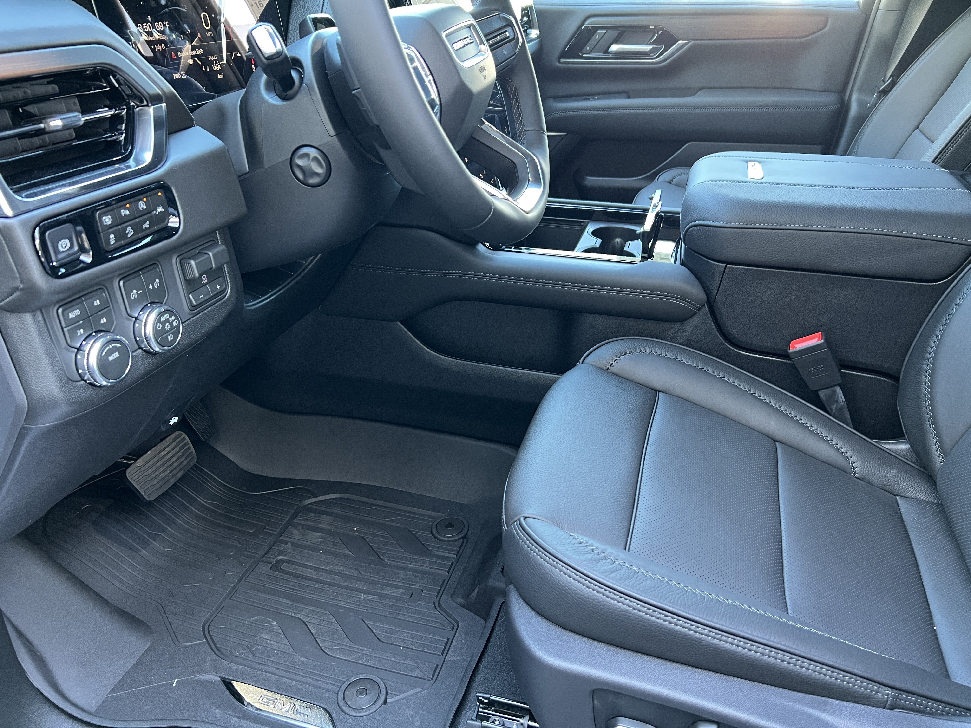 New 2026 GMC Yukon Denali w/ Denali Reserve Package AWD/4WD image 16