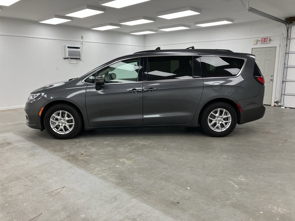 Used 2022 Chrysler Pacifica Touring-L FWD image 2