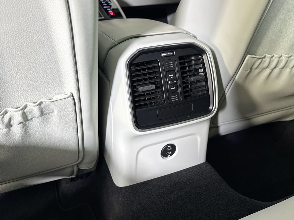 Certified 2023 Porsche Macan AWD/4WD image 20