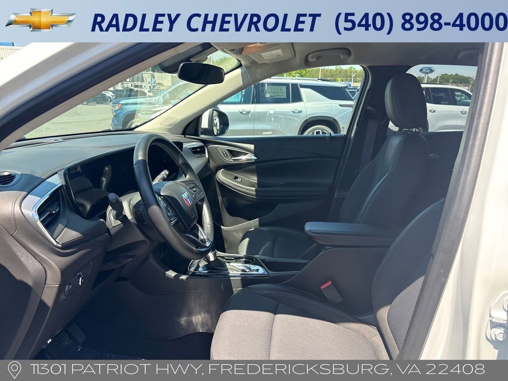 Certified 2025 Buick Encore GX Preferred FWD image 3
