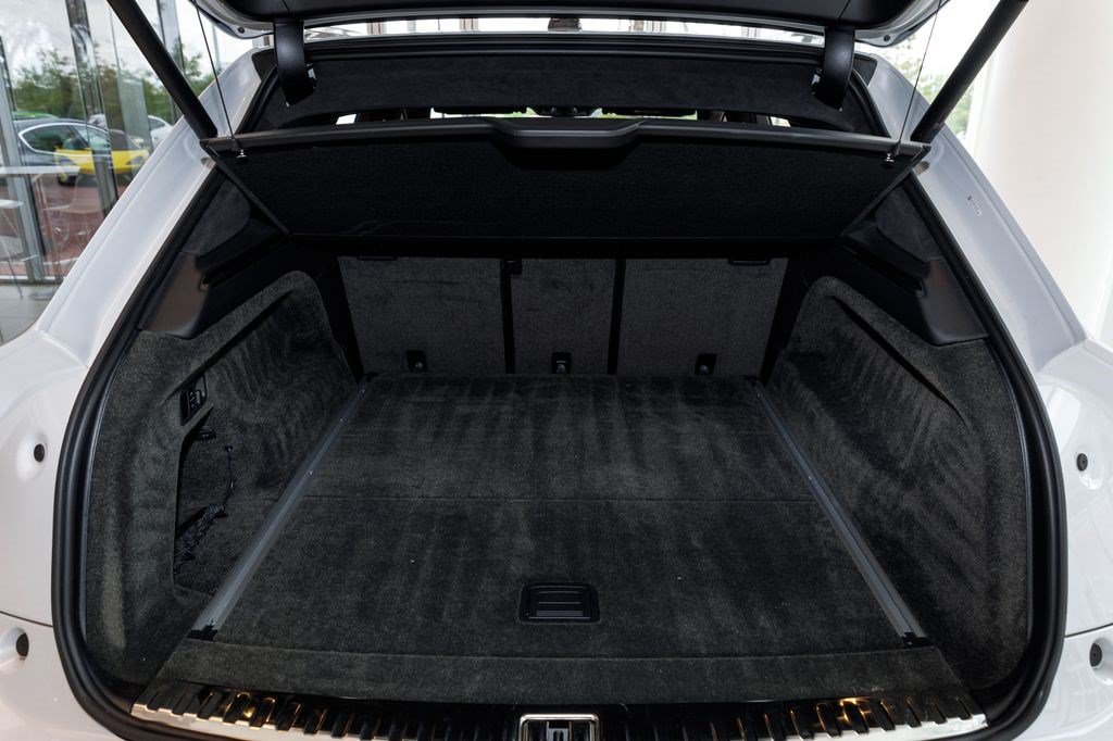 Used 2023 Bentley Bentayga AWD/4WD image 24