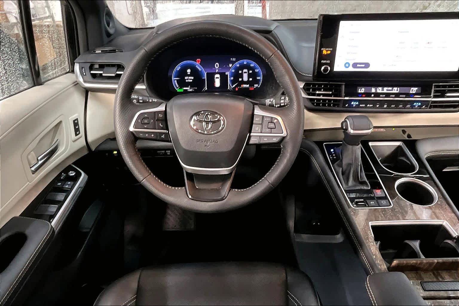 Used 2025 Toyota Sienna Platinum AWD/4WD image 6