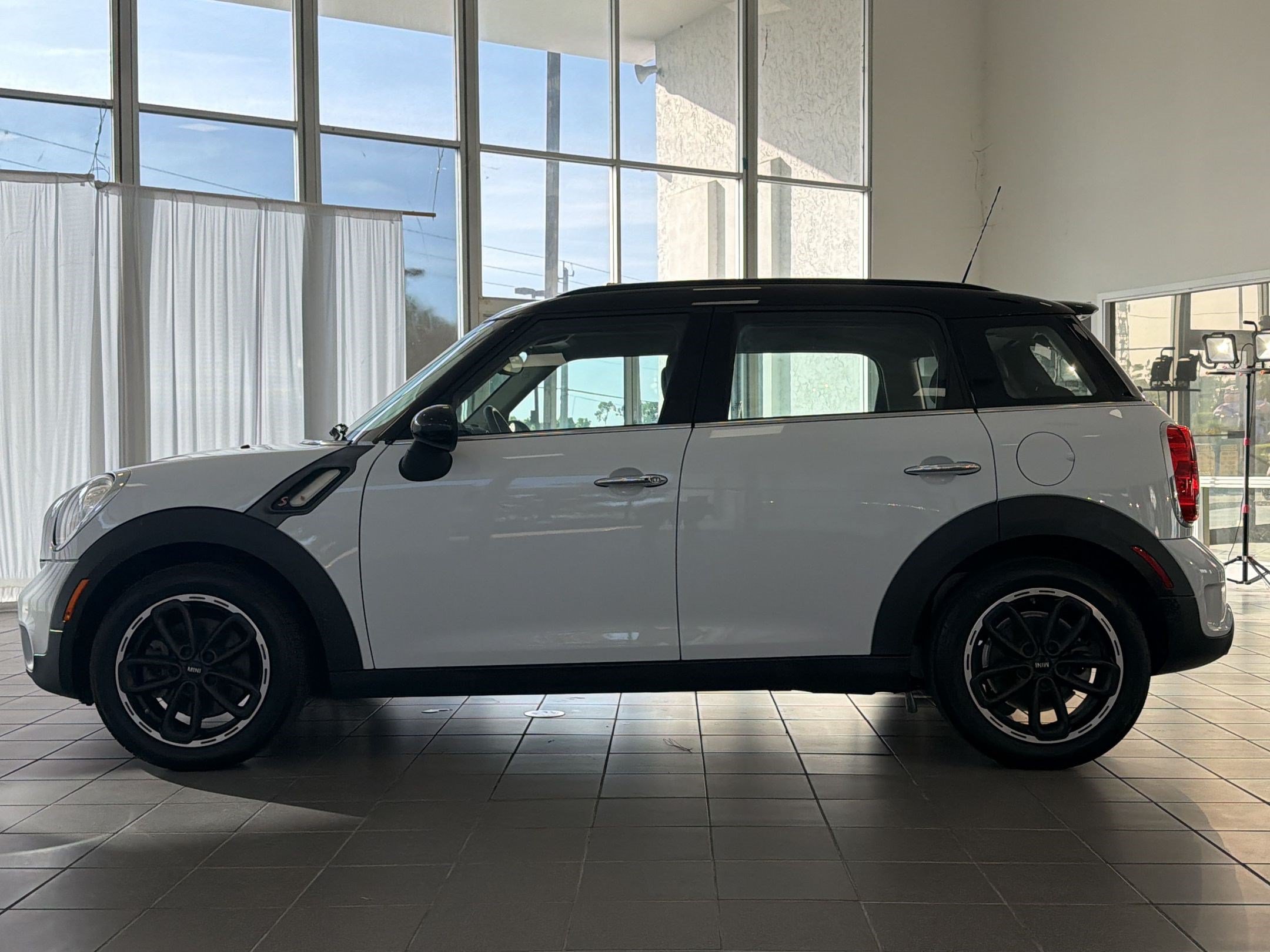 Used 2016 MINI Cooper Countryman S FWD image 2