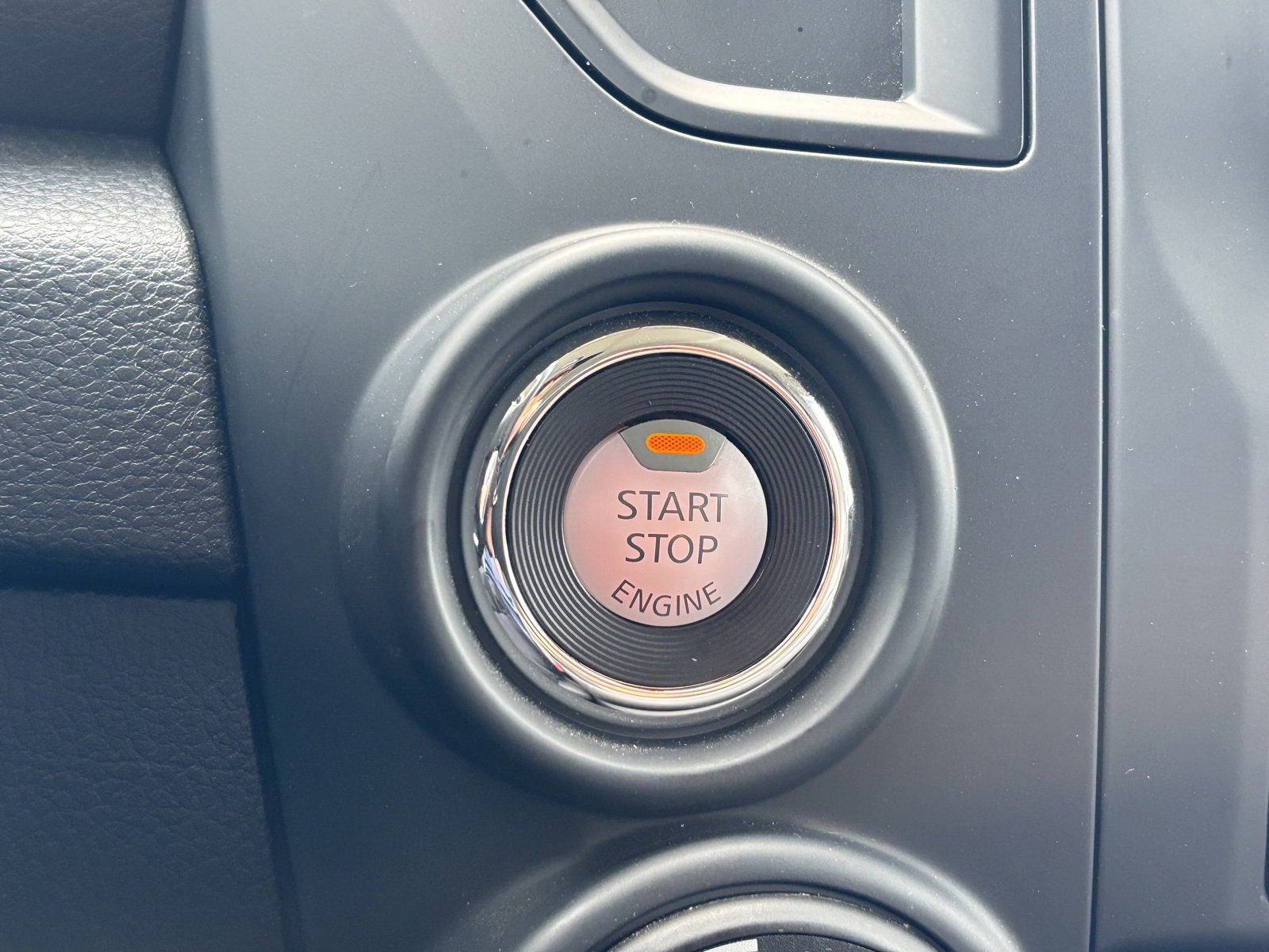 Used 2024 Nissan Titan SV image 6