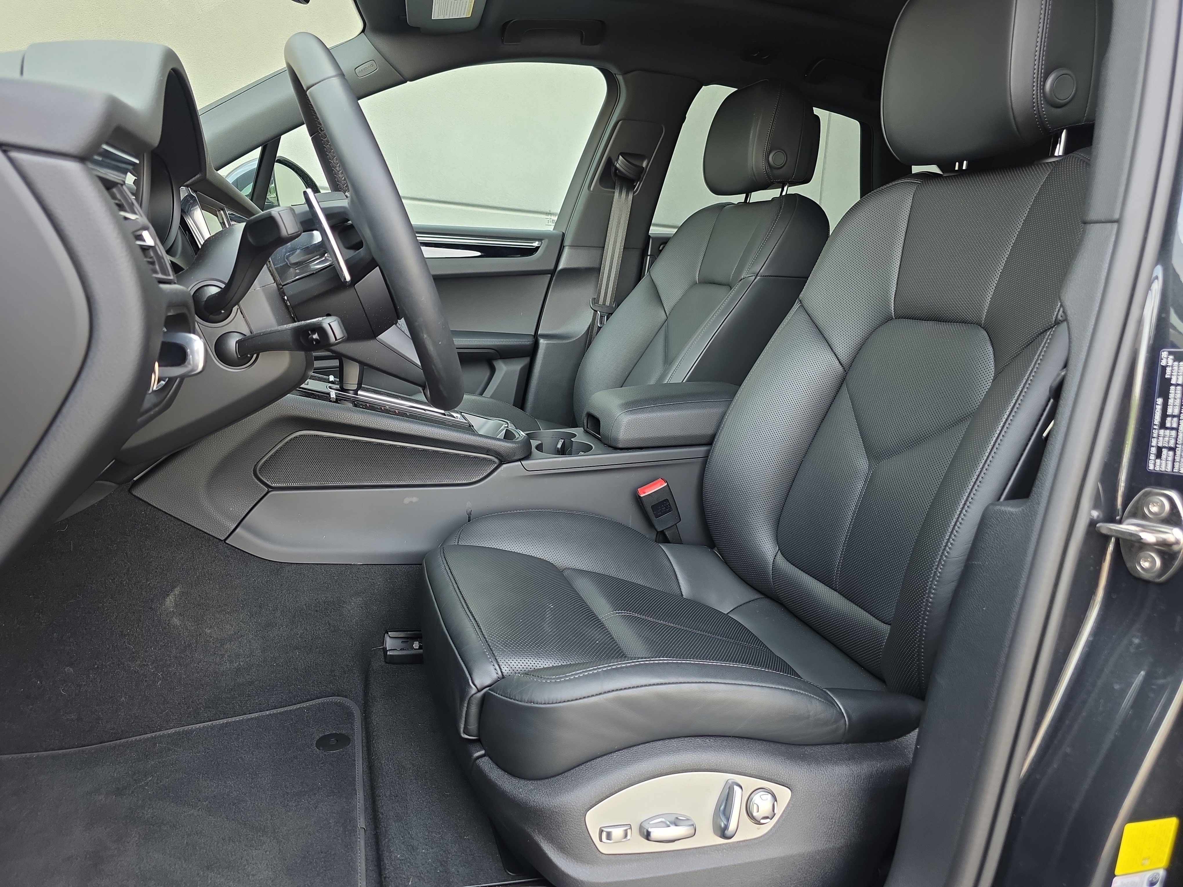 Used 2026 Porsche Macan AWD/4WD image 5