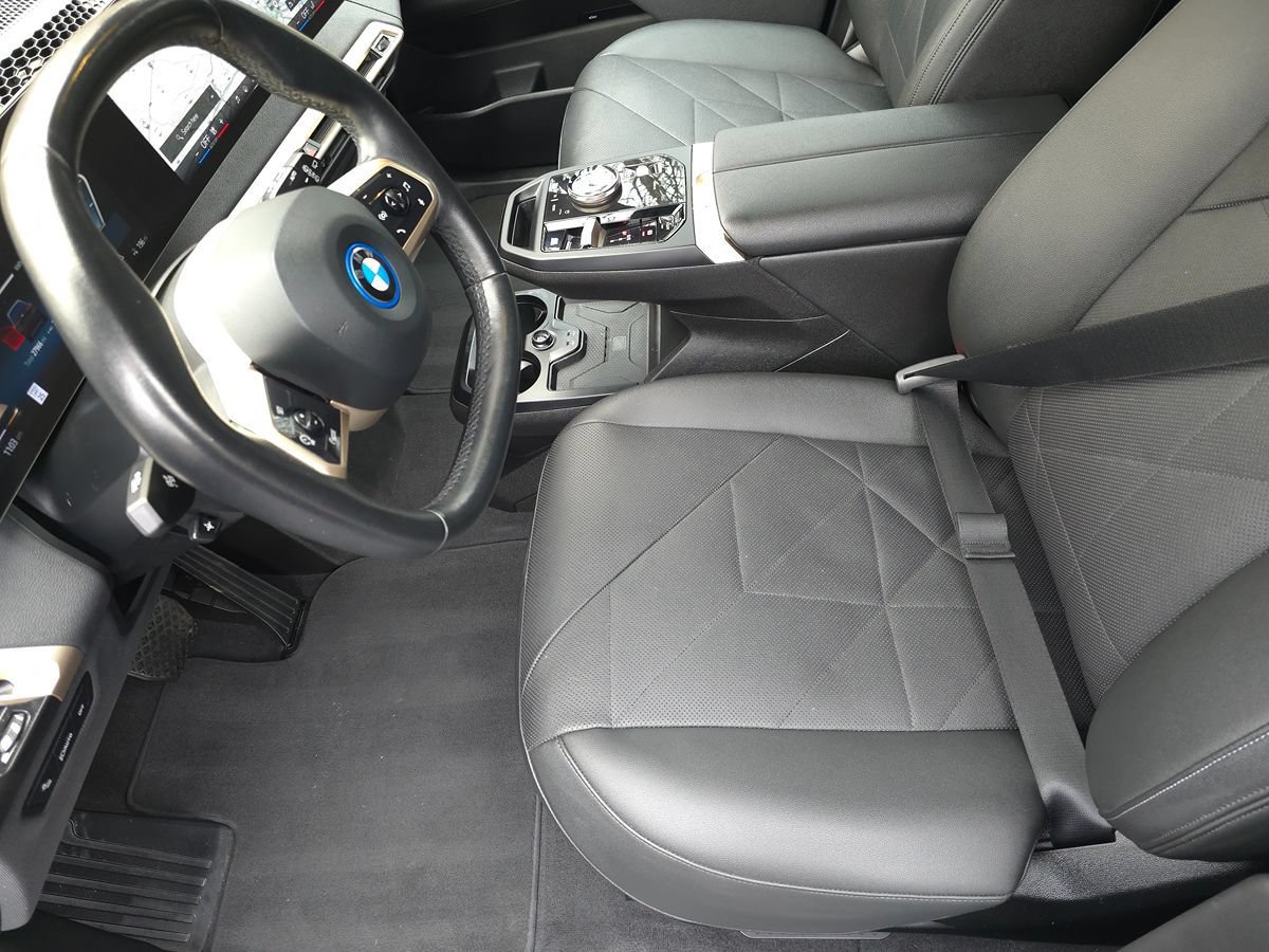 Used 2024 BMW iX xDrive50 w/ Premium Package AWD/4WD image 12