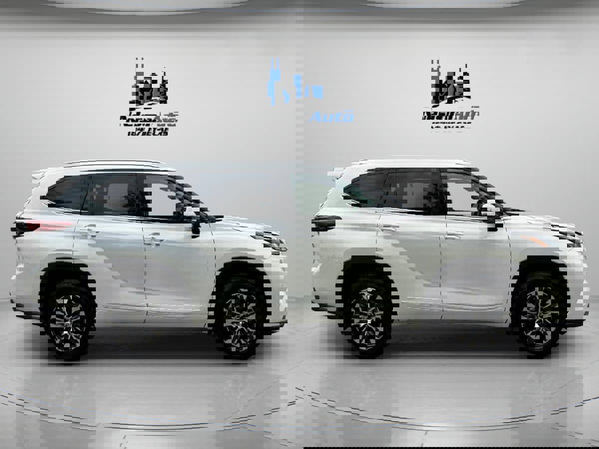 Used 2021 Toyota Highlander XLE image 3