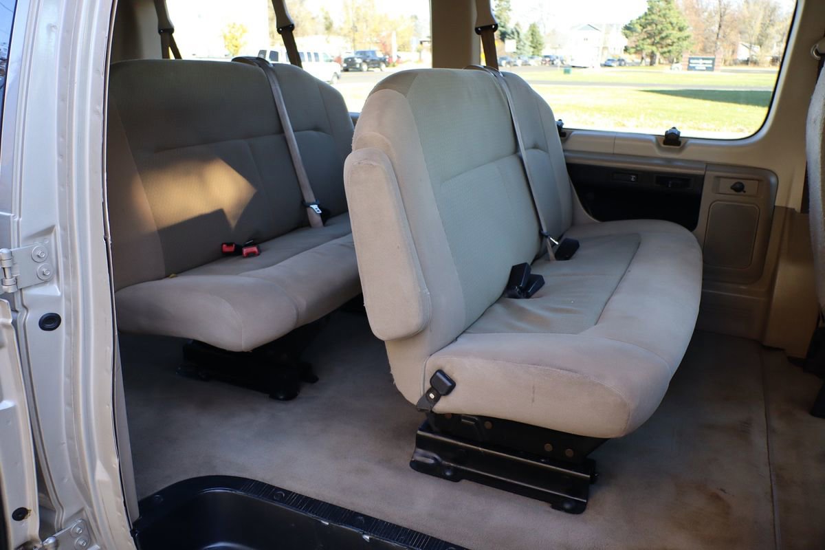 Used 2009 Ford E-350 and Econoline 350 Super Duty Wagon image 21