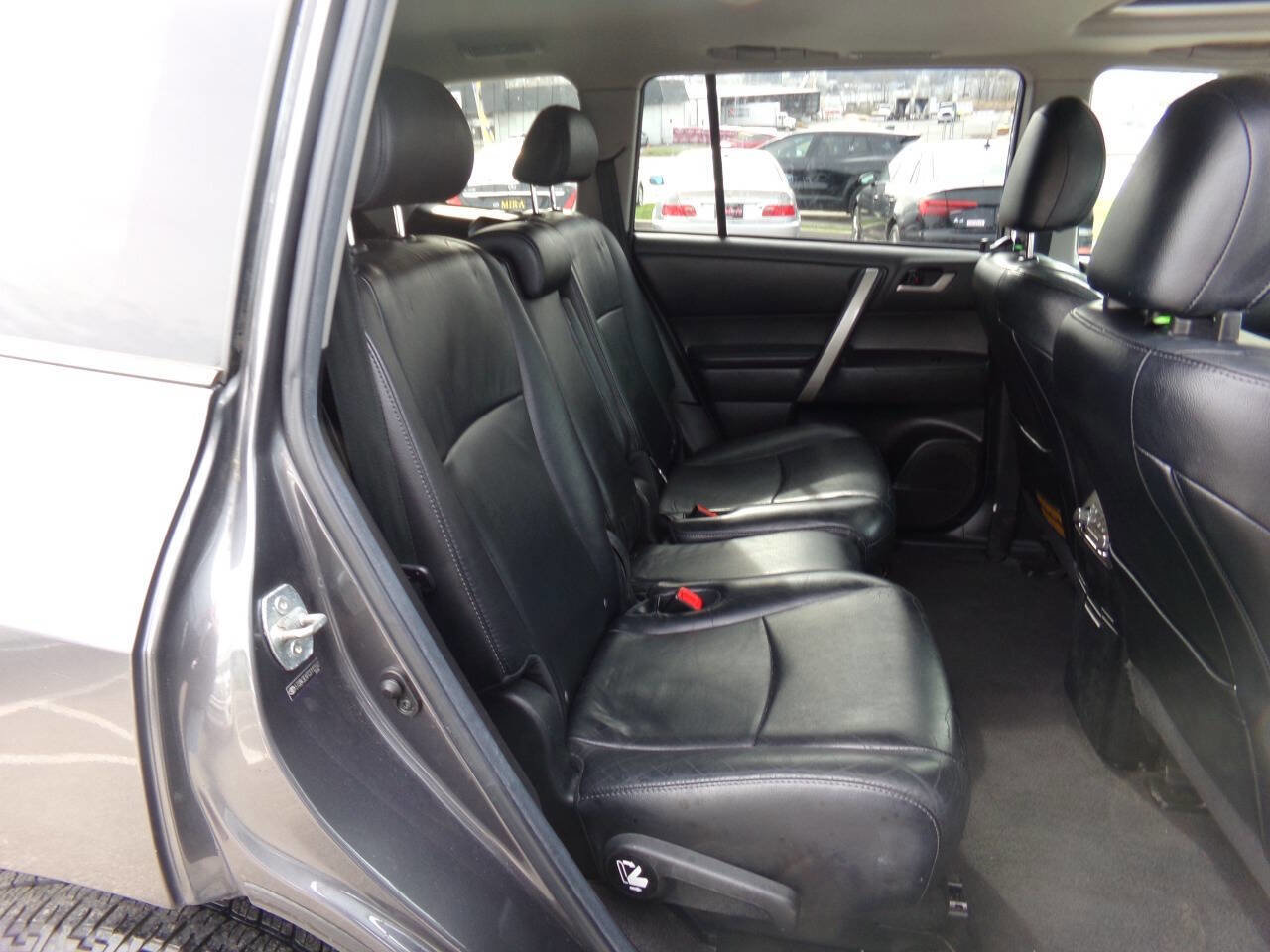 Used 2012 Toyota Highlander SE w/ Tow Pkg image 24