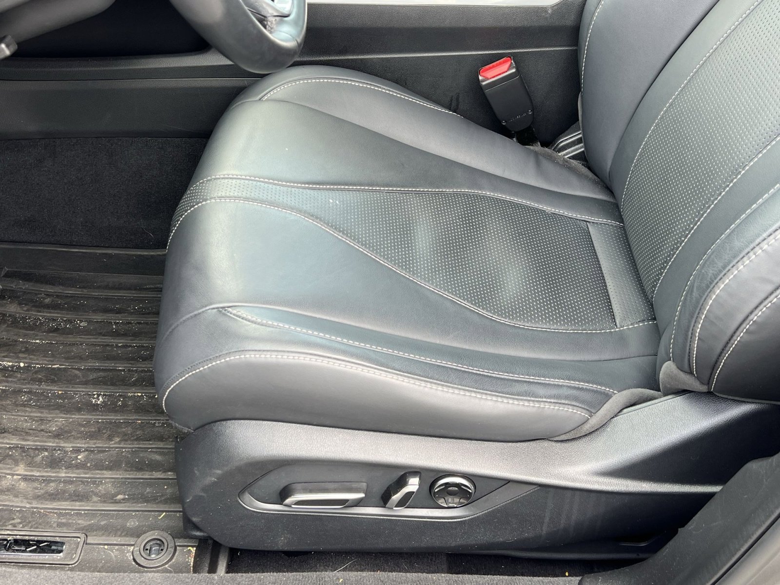 Certified 2025 Acura TLX w/ Technology Package image 11