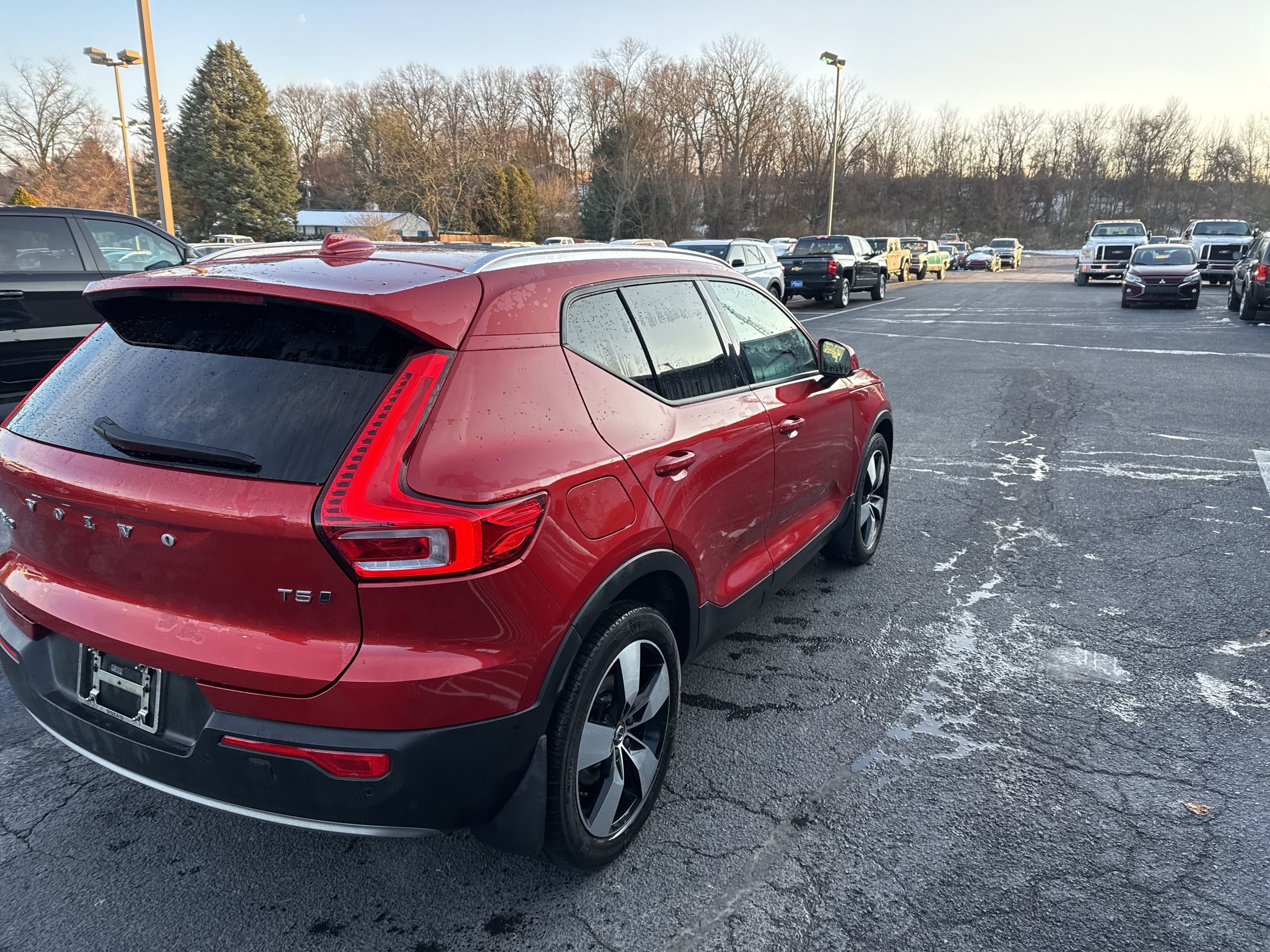 Used 2019 Volvo XC40 T5 Momentum image 6