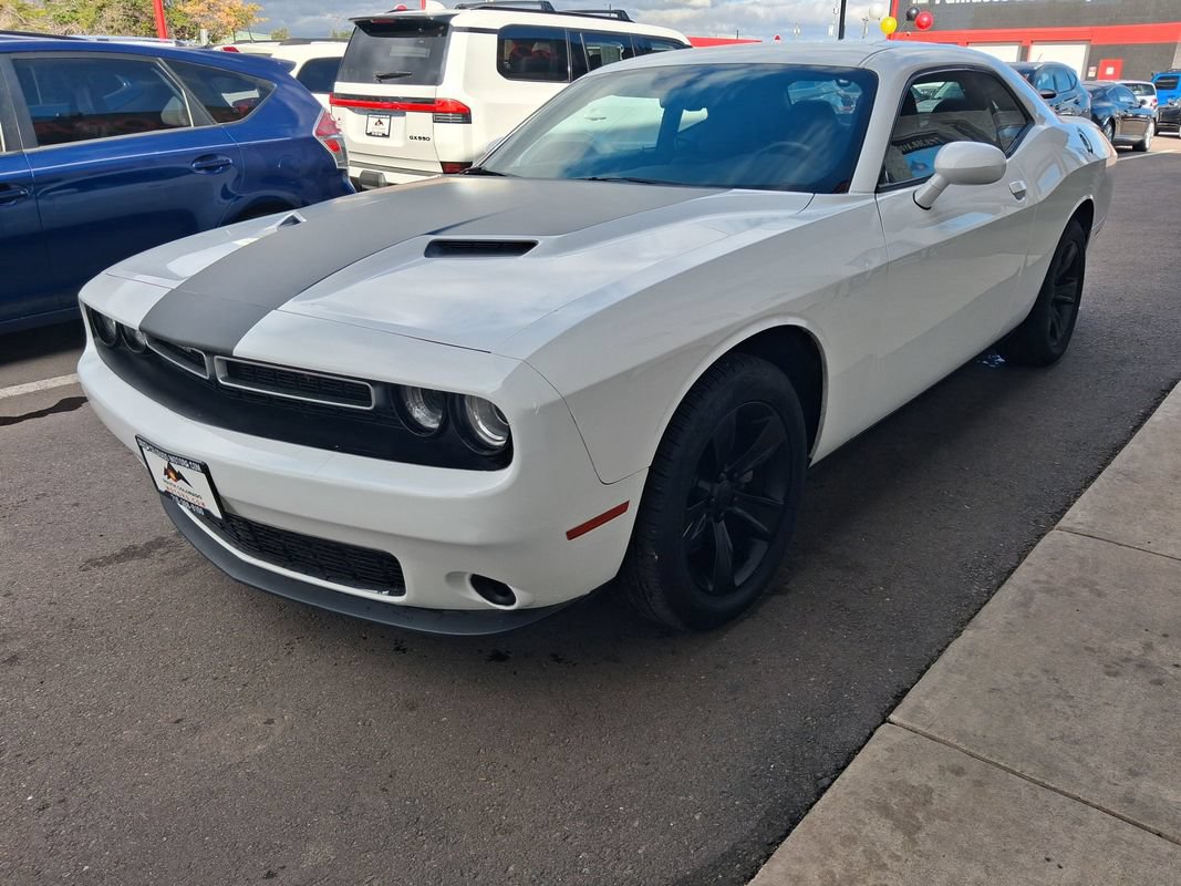 Used 2019 Dodge Challenger SXT RWD image 3